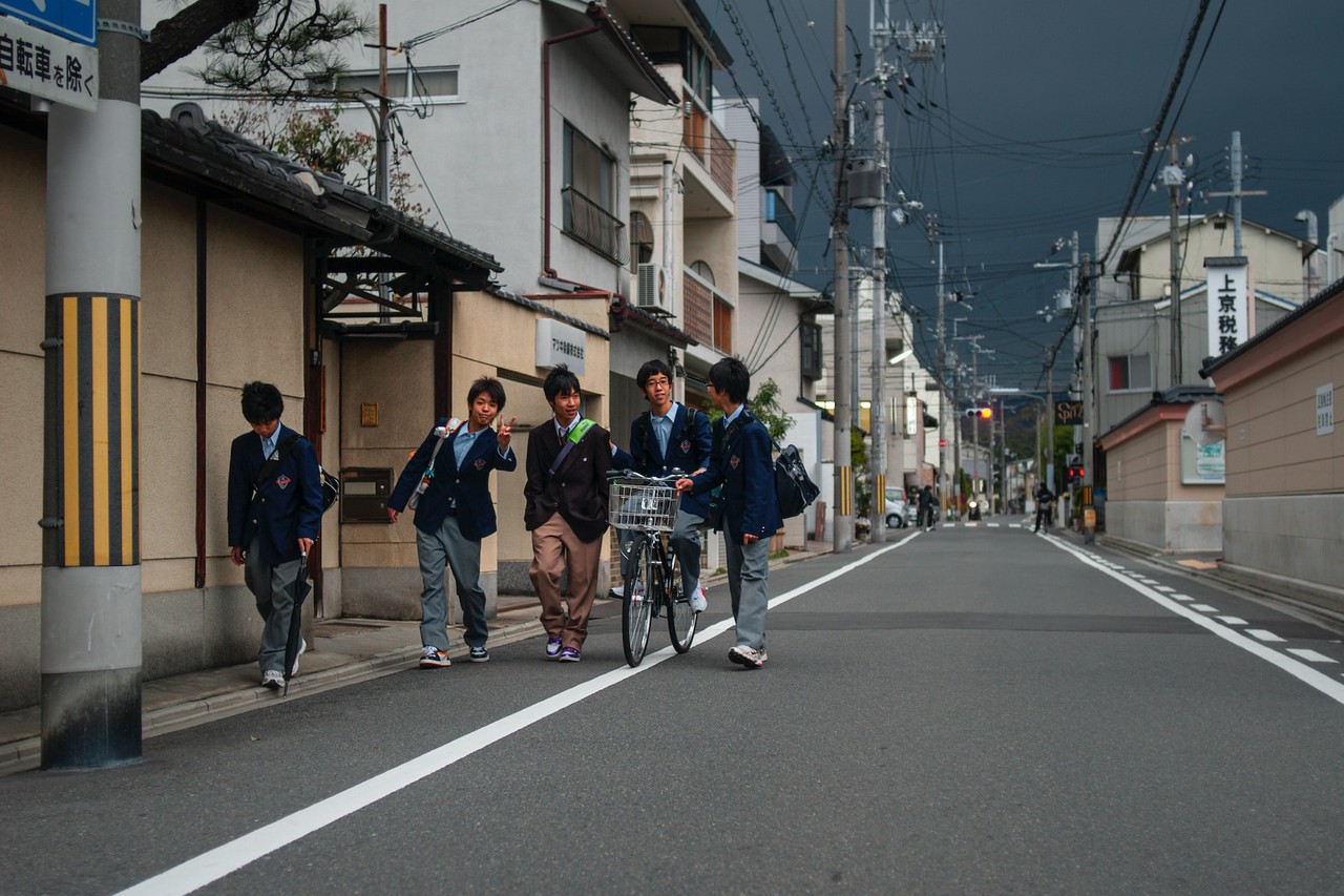 японские школьники идут домой из средней школы