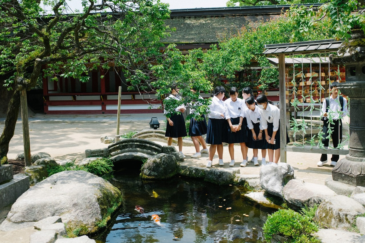 японские школьницы на прогулке