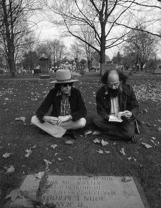 Аллен Гинзберг и Боб Дилан на могиле Джека Керуака