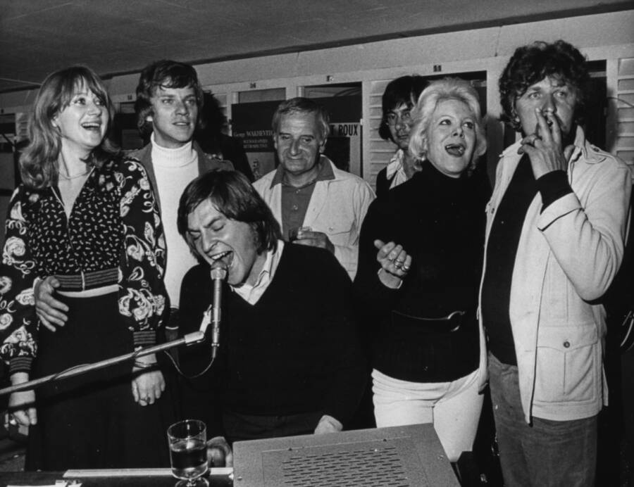 Helen Mirren, Malcolm McDowell, Alan Price (at the piano), Lindsay Anderson, Rachel Roberts and Miroslav Ondricek in France, 1973