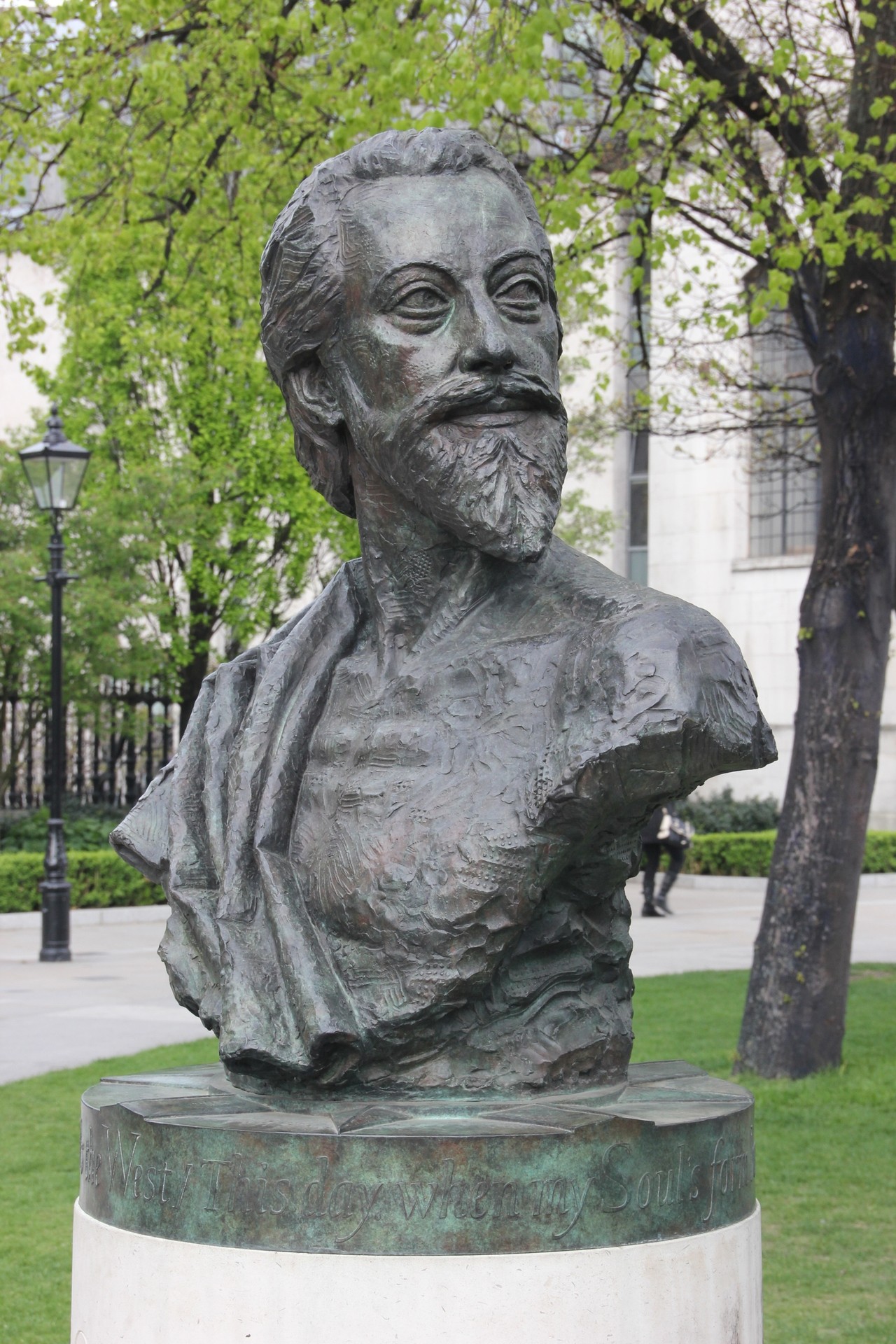 Памятник Джону Донну, скульптор Найджел Бунхэм, 2012, установлен во дворе Собора Святого Павла, Лондон